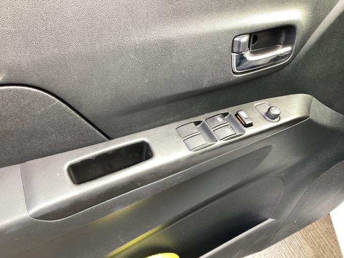 Interruptor de ventanilla eléctrica de un Daihatsu Cuore (L251/271/276) 1.0 12V DVVT 2010