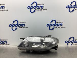 Używane Reflektor lewy Mazda 323 Fastbreak (BJ14) 1.6 16V Cena € 55,00 Procedura marży oferowane przez Gebr Opdam B.V.