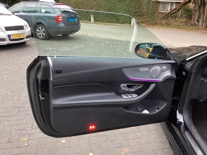 Door 2-door, left from a Mercedes-Benz E (R238) E-200 2.0 Turbo 16V 2017