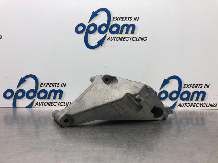 Usagé Support moteur Opel Corsa E 1.0 SIDI Turbo 12V Prix € 26,00 Règlement à la marge proposé par Gebr Opdam B.V.