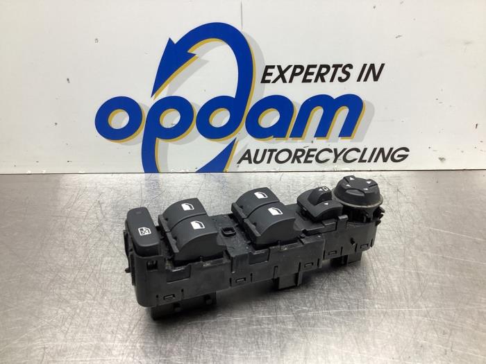 Usados Interruptor de ventanilla eléctrica Opel Crossland (X) 1.2 Turbo 12V Precio € 55,00 Norma de margen ofrecido por Gebr Opdam B.V.