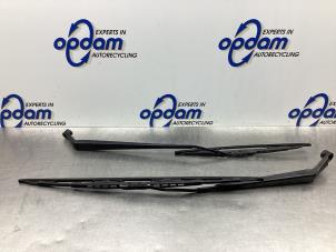 Used Front wiper arm Toyota Avensis Wagon (T25/B1E) 2.0 16V D-4D Price € 50,00 Margin scheme offered by Gebr Opdam B.V.