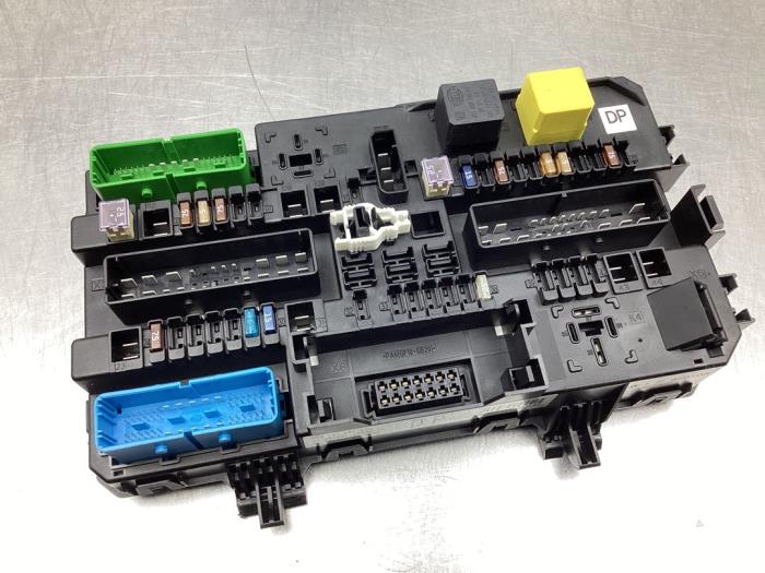 Fuse box Opel Astra H GTC 1.6 16V Twinport - 13208748 HELLA