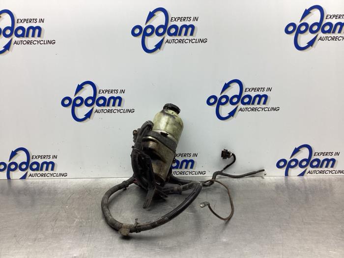 Power steering pump from a Opel Astra H GTC (L08) 1.6 16V Twinport 2005