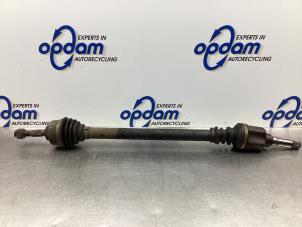 Gebrauchte Antriebswelle rechts vorne Peugeot 207/207+ (WA/WC/WM) 1.4 Preis € 50,00 Margenregelung angeboten von Gebr Opdam B.V.