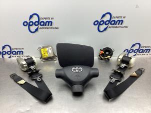 Usados Juego y módulo de airbag Toyota Aygo (B10) 1.0 12V VVT-i Precio € 275,00 Norma de margen ofrecido por Gebr Opdam B.V.