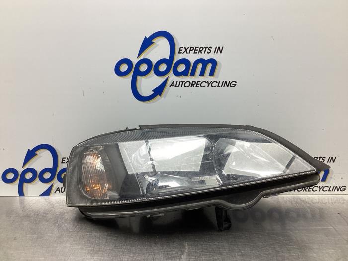 Używane Reflektor prawy Opel Astra G Caravan (F35) 1.6 16V Cena € 42,00 Procedura marży oferowane przez Gebr Opdam B.V.