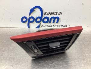 Używane Kratka wentylacyjna deski rozdzielczej BMW 3 serie (F30) 320i 1.6 16V EfficientDynamicsEdition Cena € 30,00 Procedura marży oferowane przez Gebr Opdam B.V.