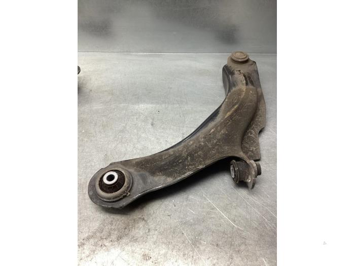 Front lower wishbone, right from a Renault Clio IV Estate/Grandtour (7R) 1.2 TCE 16V GT EDC 2017
