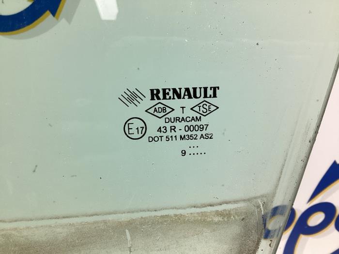 Türscheibe 4-türig links vorne van een Renault Clio III (BR/CR) 1.2 16V 75 2009