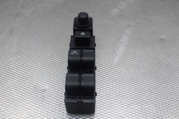Usados Interruptor combinado de ventanillas Mazda 2 (DJ/DL) 1.5 SkyActiv-G 90 Precio € 42,00 Norma de margen ofrecido por Gebr Opdam B.V.