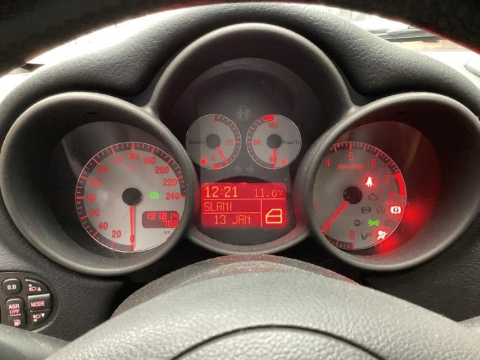 Motor van een Alfa Romeo GT (937) 1.8 Twin Spark 16V 2006