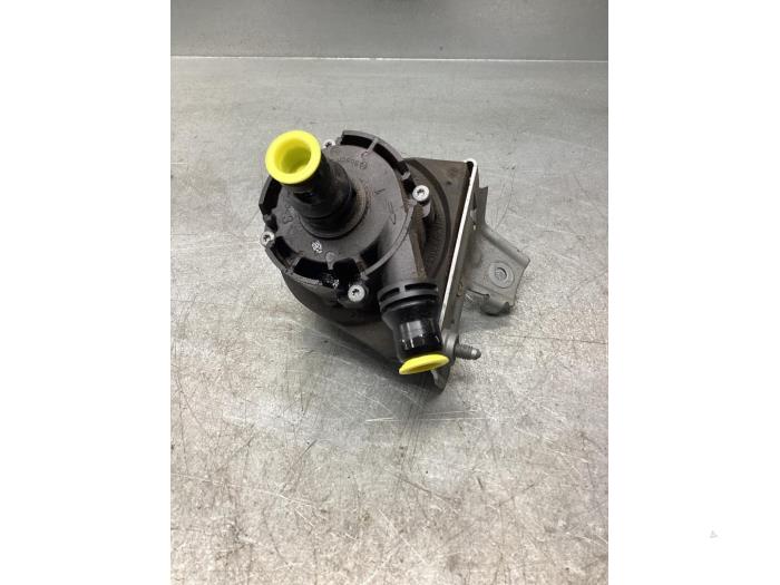 Begagnade Extra vattenpump BMW X1 (F48) sDrive 20i 2.0 16V Twin Power Turbo Pris € 42,00 Marginaltabell erbjuds av Gebr Opdam B.V.