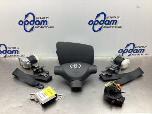 Usagé Kit + module airbag Toyota Aygo (B10) 1.0 12V VVT-i Prix € 250,00 Règlement à la marge proposé par Gebr Opdam B.V.