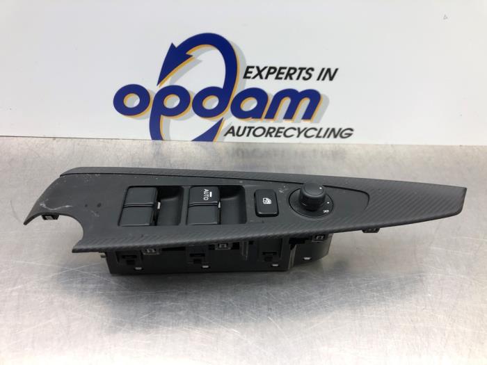 Usados Interruptor de ventanilla eléctrica Mazda 2 (DJ/DL) 1.5 SkyActiv-G 90 Precio € 64,00 Norma de margen ofrecido por Gebr Opdam B.V.