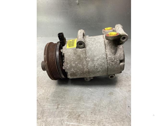 Usagé Pompe clim Ford Focus 2 Wagon 1.6 16V Prix € 85,00 Règlement à la marge proposé par Gebr Opdam B.V.