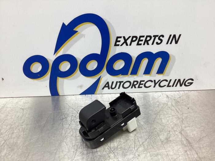 Usados Interruptor de ventanilla eléctrica Mazda 2 (DJ/DL) 1.5 SkyActiv-G 90 Precio € 17,00 Norma de margen ofrecido por Gebr Opdam B.V.