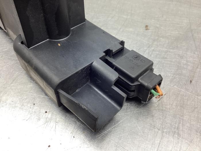 Ignition coil from a Peugeot 407 SW (6E) 1.8 16V 2005