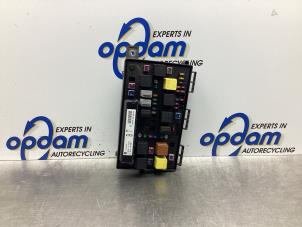 Usados Caja de fusibles Opel Astra H (L48) 1.6 16V Twinport Precio € 100,00 Norma de margen ofrecido por Gebr Opdam B.V.