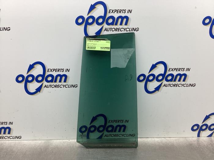 Usados Ventanilla triangular derecha detrás Volkswagen Touran (1T1/T2) 2.0 FSI 16V Precio € 26,00 Norma de margen ofrecido por Gebr Opdam B.V.