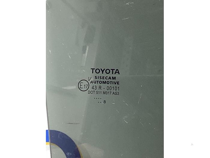 Szyba drzwi prawych tylnych wersja 4-drzwiowa z Toyota C-HR (X1,X5) 1.8 16V Hybrid 2018