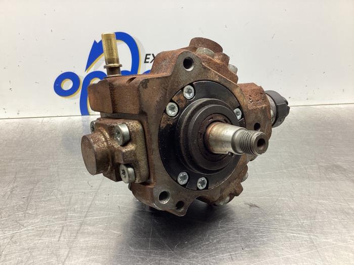 Mechanical fuel pump from a Ford Focus 2 1.6 TDCi 16V 90 2011