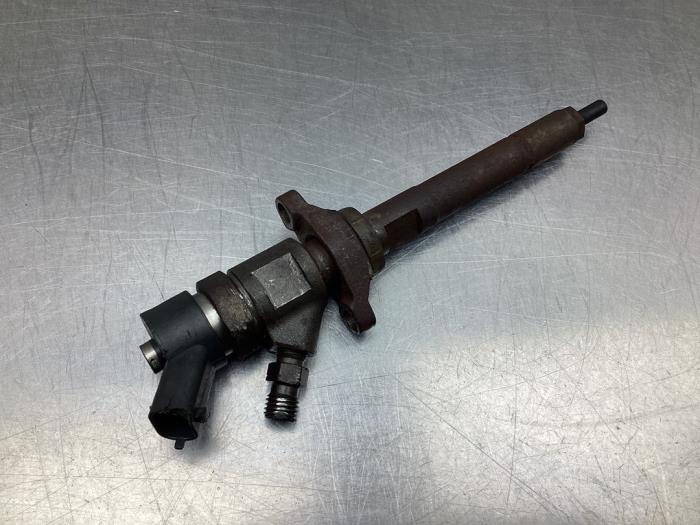 Injector (diesel) from a Ford Focus 2 1.6 TDCi 16V 90 2011