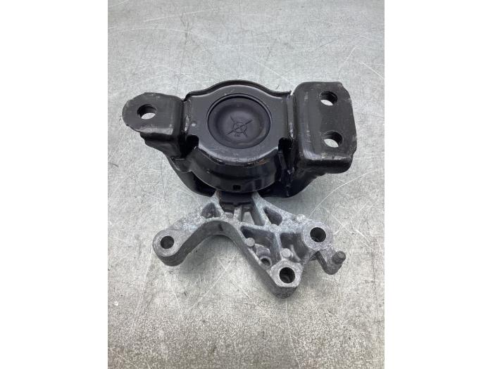 Engine mount from a Renault Kadjar (RFEH) 1.2 Energy TCE 130 2018