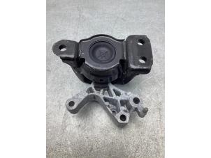 Engine mount from a Renault Kadjar (RFEH) 1.2 Energy TCE 130 2018