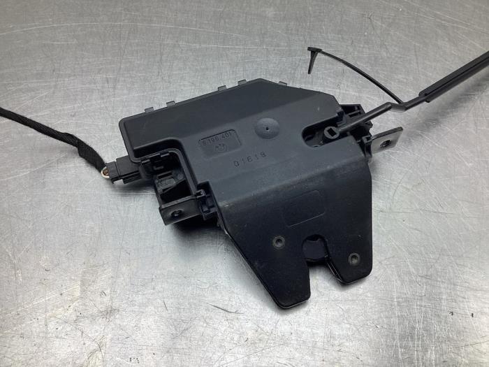 Tailgate lock mechanism from a BMW 3 serie (E46/4) 316i 2001