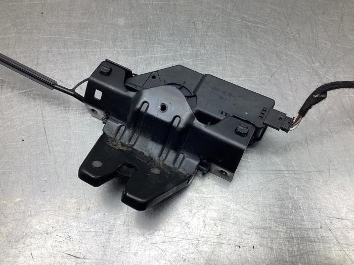 Tailgate lock mechanism from a BMW 3 serie (E46/4) 316i 2001