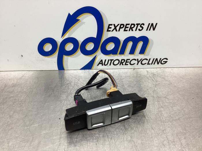 Seat Leon AUX / USB-Anschlüsse Vorrat | ProxyParts.de 