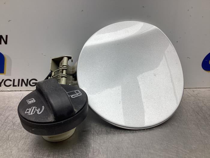 Tank cap cover from a Chevrolet Spark (M300) 1.0 16V Bifuel 2011