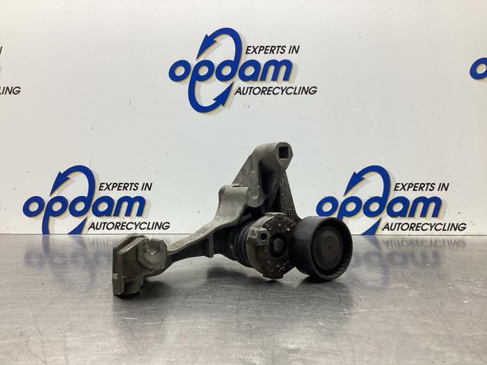 Usagé Support dynamo haut Nissan Micra (K14) 0.9 IG-T 12V Prix € 42,00 Règlement à la marge proposé par Gebr Opdam B.V.