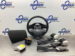 Usados Juego y módulo de airbag Toyota Aygo (B10) 1.0 12V VVT-i Precio € 450,00 Norma de margen ofrecido por Gebr Opdam B.V.