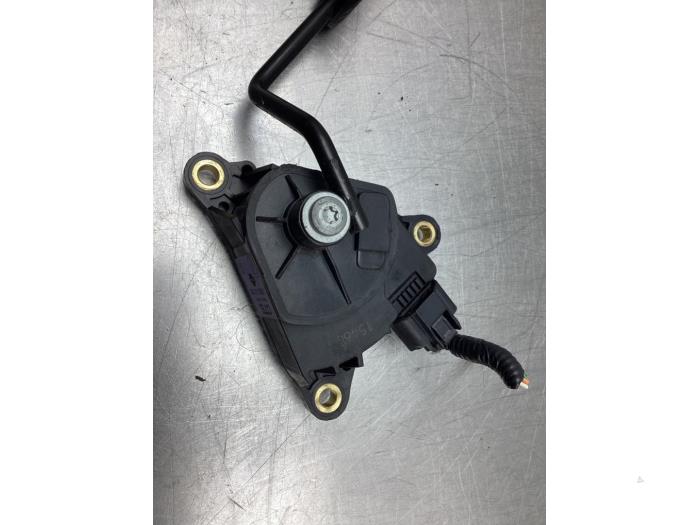 Accelerator pedal from a Nissan Note (E11) 1.6 16V 2006