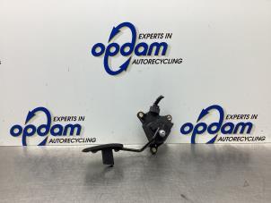 Used Accelerator pedal Nissan Note (E11) 1.6 16V Price € 40,00 Margin scheme offered by Gebr Opdam B.V.