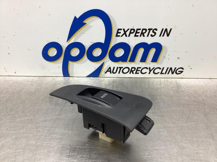 Usados Interruptor de ventanilla eléctrica Toyota Avensis Wagon (T25/B1E) 2.0 16V VVT-i D4 Precio € 21,00 Norma de margen ofrecido por Gebr Opdam B.V.