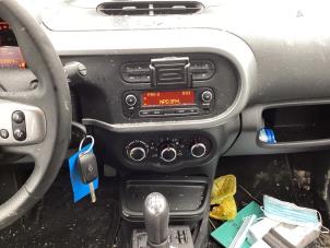 Usados Radio Renault Twingo III (AH) 1.0 SCe 70 12V Precio € 250,00 Norma de margen ofrecido por Gebr Opdam B.V.