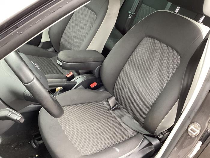 Palanca de freno de mano de un Seat Ibiza ST (6J8) 1.0 EcoTSI 12V 2015