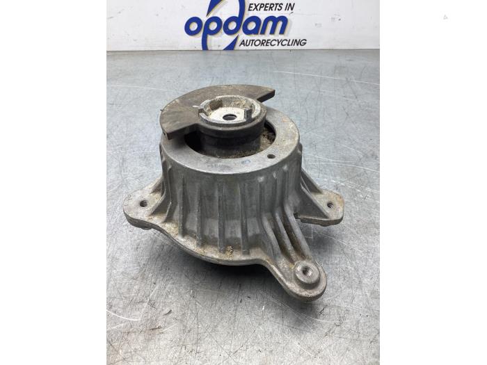 Usagé Support moteur Mercedes C (W205) C-200d 2.2 16V Prix € 21,00 Règlement à la marge proposé par Gebr Opdam B.V.