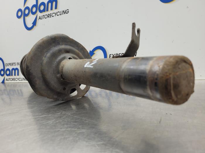 Front shock absorber rod, right from a Peugeot 107 1.0 12V 2013