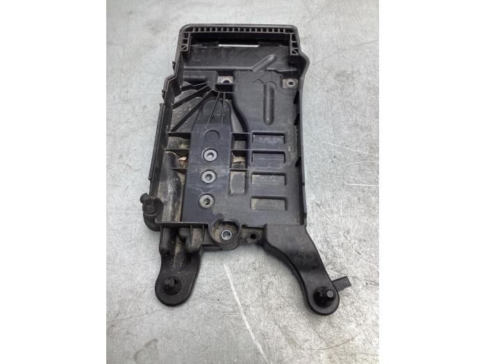 Begagnade Batterilåda Volkswagen Polo VI (AW1) 1.0 TSI 12V Pris € 25,00 Marginaltabell erbjuds av Gebr Opdam B.V.
