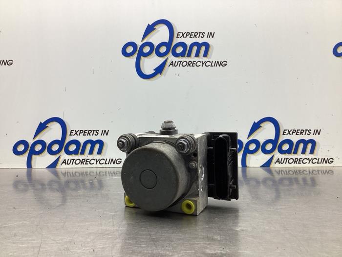 Begagnade ABS-pump Renault Clio III (BR/CR) 1.2 16V 75 Pris € 90,00 Marginaltabell erbjuds av Gebr Opdam B.V.
