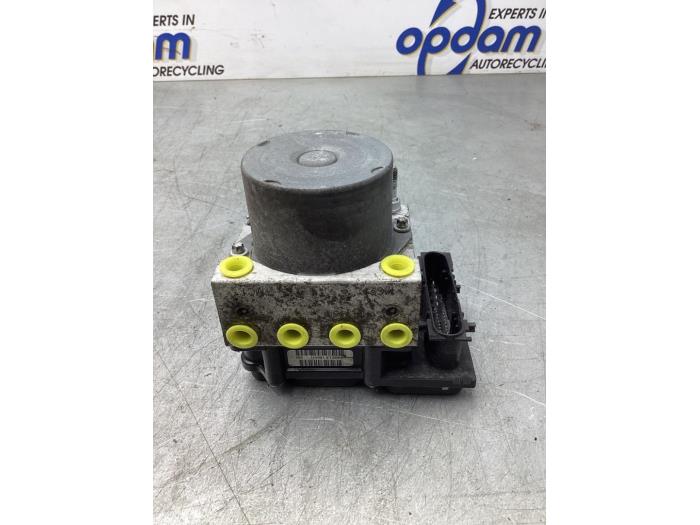 Używane Pompa ABS Toyota Aygo (B10) 1.0 12V VVT-i Cena € 40,00 Procedura marży oferowane przez Gebr Opdam B.V.