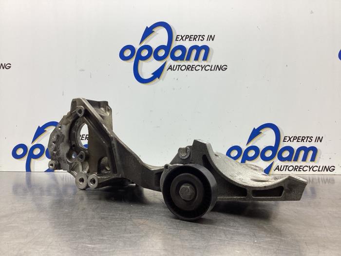 Usagé Support dynamo bas Volkswagen Polo V (6R) 1.2 TDI 12V BlueMotion Prix € 36,00 Règlement à la marge proposé par Gebr Opdam B.V.