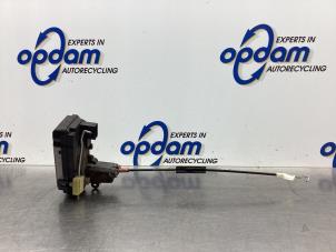 Używane Mechanizm blokady drzwi prawych tylnych wersja 4-drzwiowa Opel Astra H (L48) 1.4 16V Twinport Cena € 50,00 Procedura marży oferowane przez Gebr Opdam B.V.