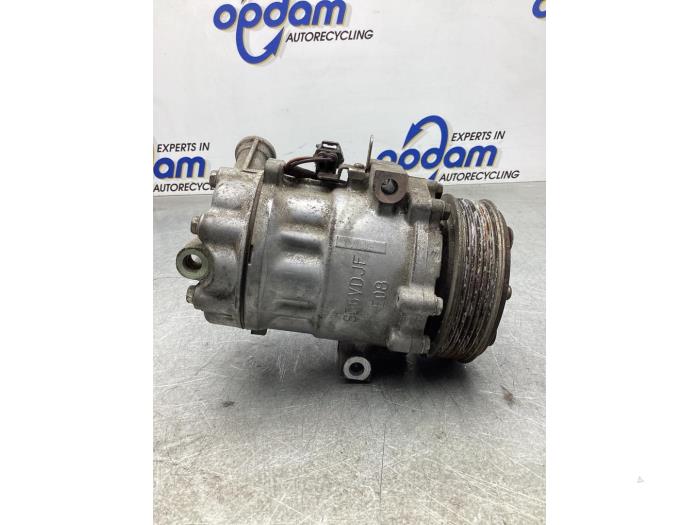 Air conditioning pump from a Opel Combo 1.3 CDTI 16V 2017