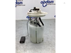 Usados Bomba de gasolina Opel Corsa D 1.4 16V Twinport Precio € 50,00 Norma de margen ofrecido por Gebr Opdam B.V.