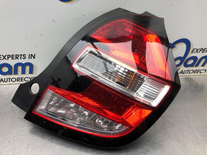 Luz trasera derecha de un Renault Twingo III (AH) 1.0 SCe 70 12V 2015